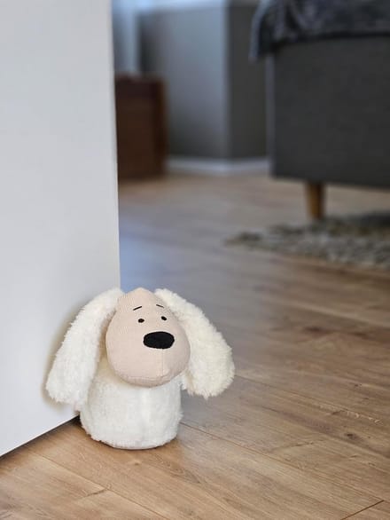 Dierenvorm deuropener met zandvulling stoffen deurstop beige