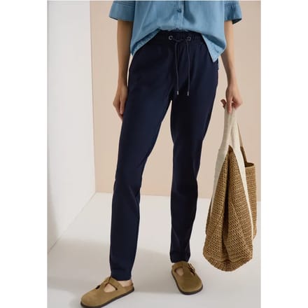 Mid Waist Slim Leg Hose in casual pasvorm