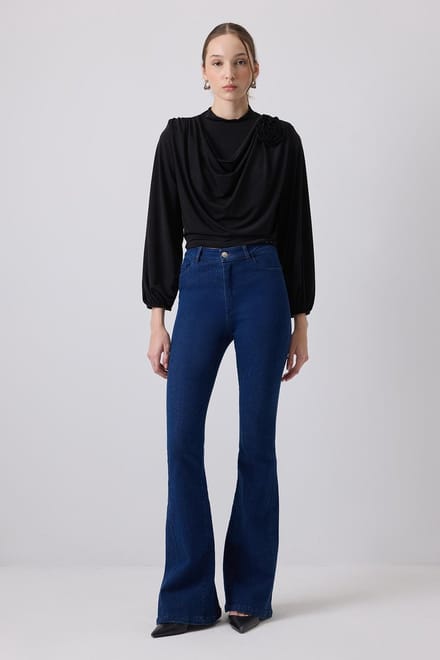 Touché Privé - Gedrapeerde blouse met roosdetail - Zwart - Dames
