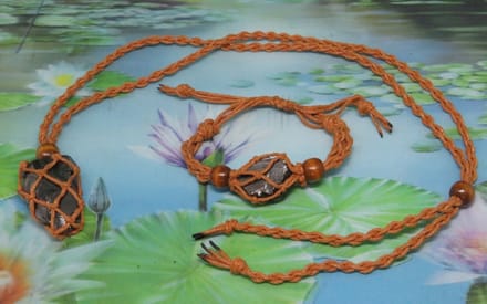 Edel shungiet knopen ketting en armband bruin