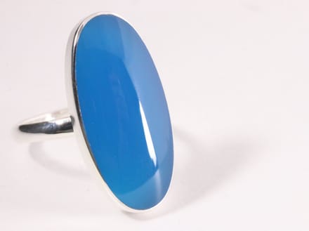 Langwerpige hoogglans zilveren ring met blauwe agaat - maat 18