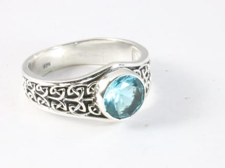 Bewerkte zilveren ring met blauwe topaas - maat 19