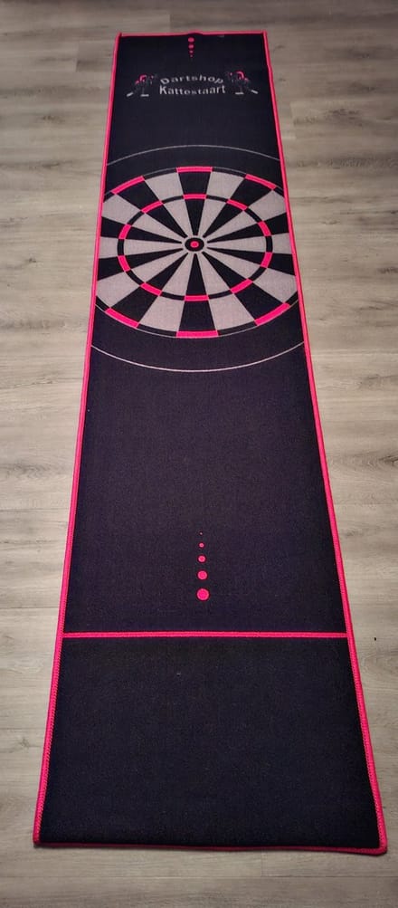 D/K Dartmat zwart - rood met Dartbord print 280 x 60 cm