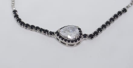 Druppel armband met zwarte steentjes | zilver gekleurd