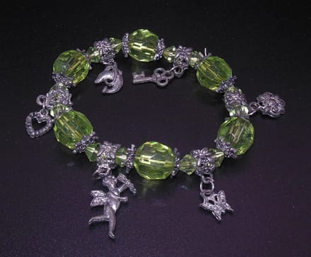 Armband groen met metalen hangertjes