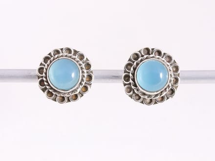 Fijne bewerkte zilveren oorstekers met blauwe chalcedoon