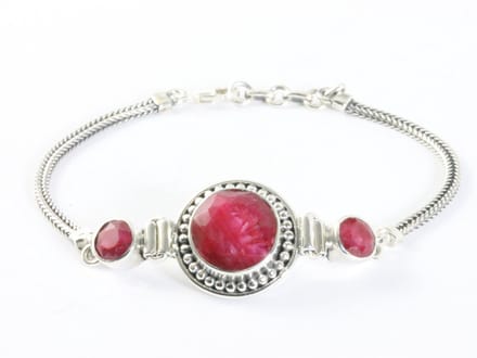 Bewerkte zilveren armband met robijn