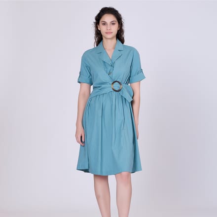 Shirtjurk met asymmetrische riempaneel
