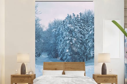 Behang - Fotobehang Bos - Sneeuw - Winter - Breedte 180 cm x hoogte 280 cm