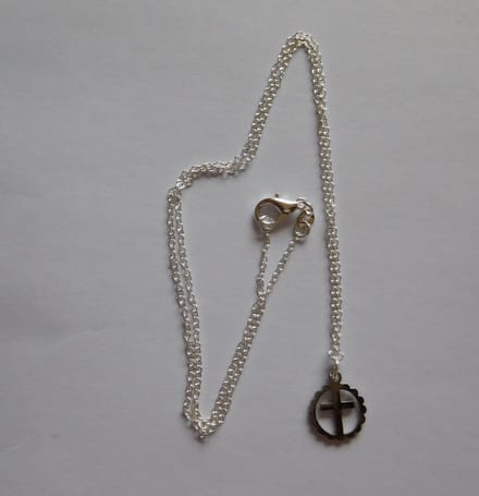 Ketting met hanger klein kruisje zilverkleur.