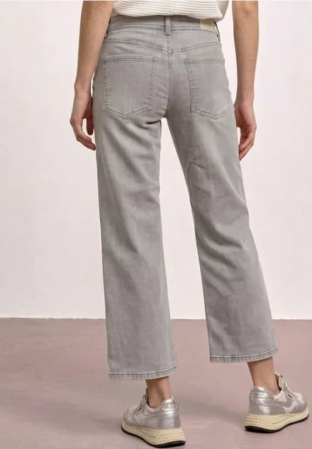 7/8 Mid Waist straight leg jeans in casual fit
