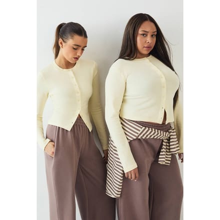 Dames DSGN Studio Ronde Hals Doorknoop Lange Mouw Top | Boter | Maat: 2XL
