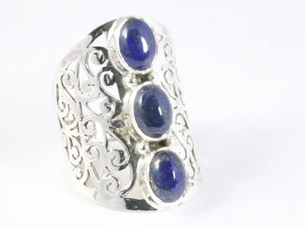 Langwerpige opengewerkte zilveren ring met lapis lazuli - maat 20