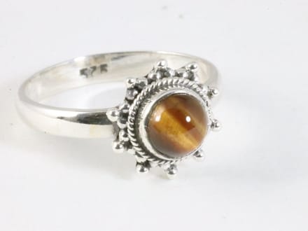 Fijne bewerkte zilveren ring met tijgeroog - maat 20