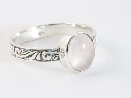 Fijne bewerkte zilveren ring met rozenkwarts - maat 16.5