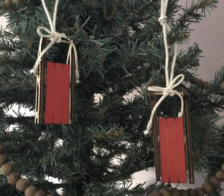 Set van 2 - houten slee hout - rood - kersthanger - kerstboomhanger - winterhanger - sneeuwhanger