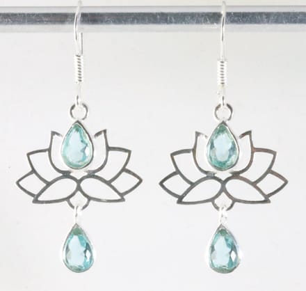 Zilveren lotus oorbellen met blauwe topaas