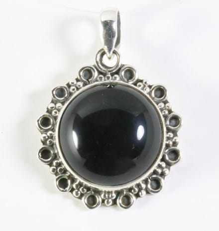 Ronde bewerkte zilveren hanger met onyx