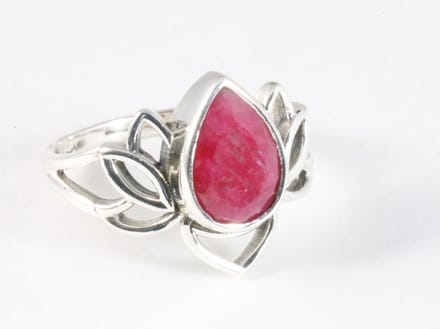 Opengewerkte zilveren lotus bloem ring met robijn - maat 20
