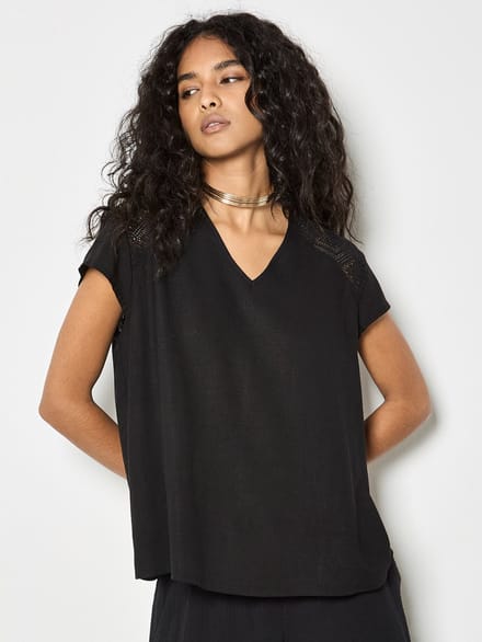 T-shirt met gehaakt inzetstuk