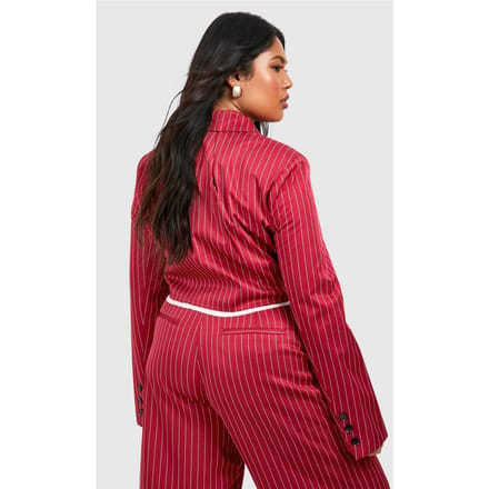 boohoo Dames Plus Ruwe Zoom Streepjes Cropped Blazer | Kersen | Maat: 48