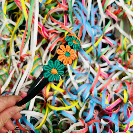 Diadeem met groen/oranje madeliefjes - carnaval - haaraccessoires