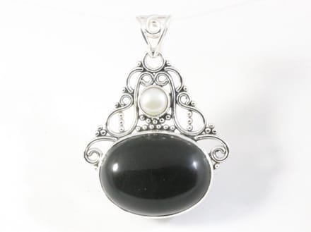 Opengewerkte zilveren hanger met onyx en parel