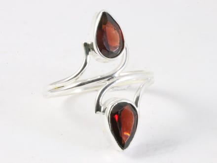 Fijne zilveren ring met granaat - maat 20