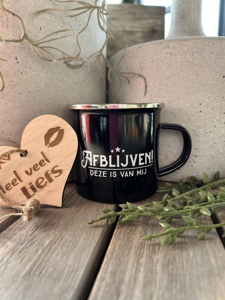 Creaties van hier – Emaille Mok Afblijven met houten hartje – plaatstaal - geëmailleerde coating – 9cm