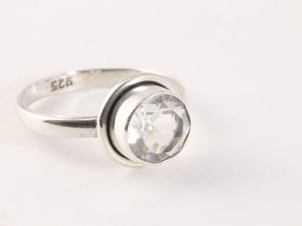 Fijne ronde zilveren ring met bergkristal - maat 15.5
