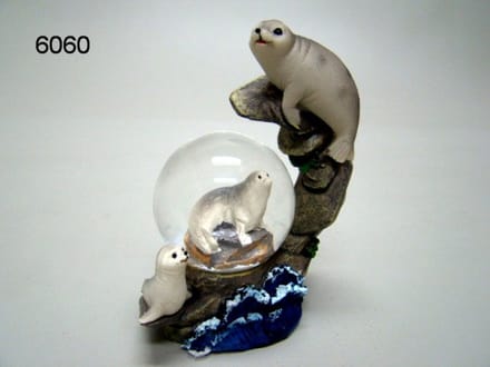 Geharo Sneeuwbol zeehonden - hoogte 10 cm - diameter 4,5 cm - polystone en glas