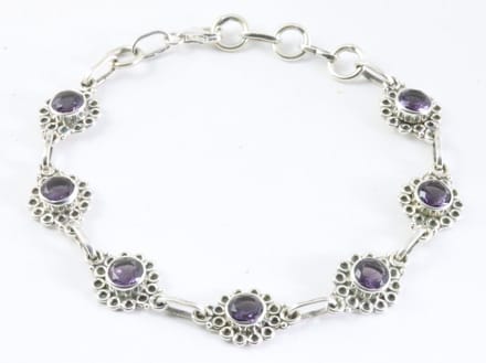 Bewerkte zilveren armband met amethist