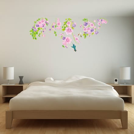 Decoratieve muurstickers met vogels en paarse bloemen.