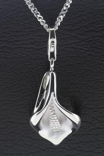 Zilveren Calla bloem hanger en bedel