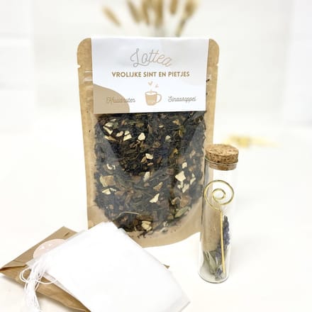 Het Theeplankje Giftset Sinterklaas thee 'Gooi maar in m'n schoentje' - thee cadeau, theeset, thee pakket, thee cadeaupakket, thee geschenkset, relatiegeschenk