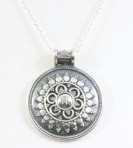 Traditionele ronde bewerkte zilveren hanger aan ketting