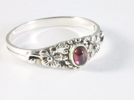 Fijne bewerkte zilveren ring met granaat - maat 19
