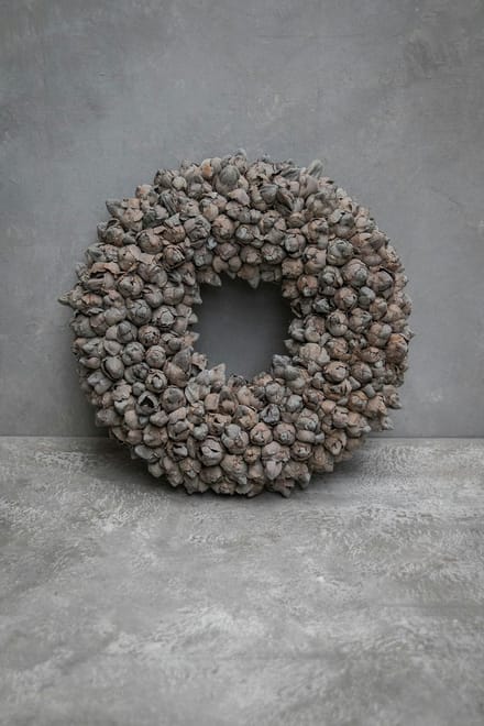 Couronne - Krans Ø 40cm coco fruit grijs / grey wash - Krans gedroogd kokosfruit - Landelijk sober stoer.