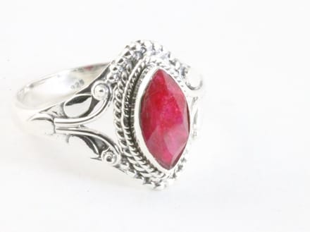 Fijne bewerkte zilveren ring met robijn - maat 16