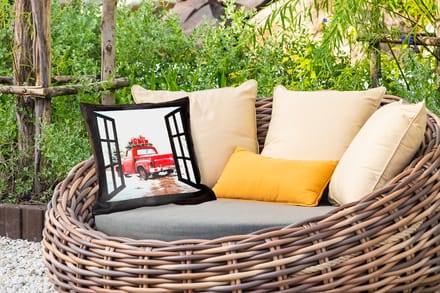 Tuinkussen - Doorkijk - Auto - Rood - Cadeaus - Winterlandschap - Kerst - 40x40 cm - Weerbestendig