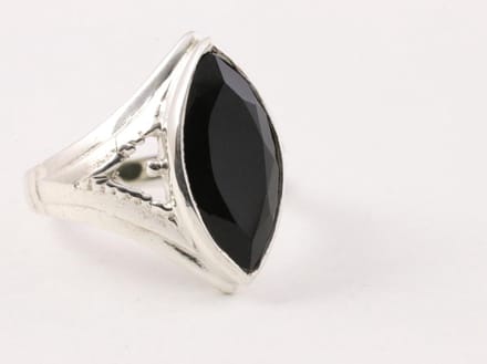 Opengewerkte zilveren ring met onyx - maat 18