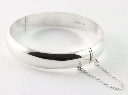 Hoogglans zilveren bangle met kliksluiting