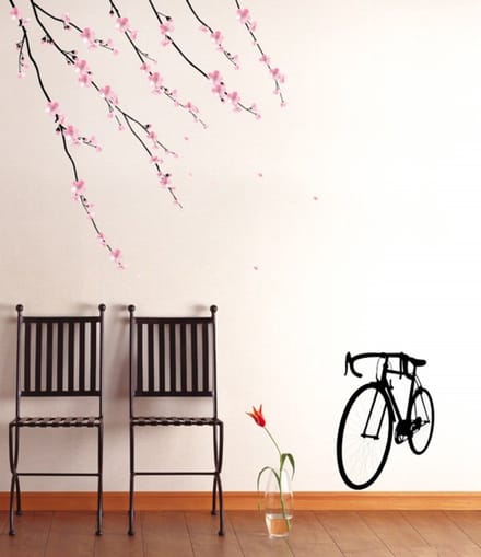 Decoratieve muurstickers met bloemen en fietsen.