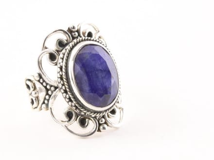 Opengewerkte zilveren ring met blauwe saffier - maat 17