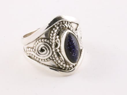 Bewerkte zilveren ring met blauwe zonnesteen - maat 20
