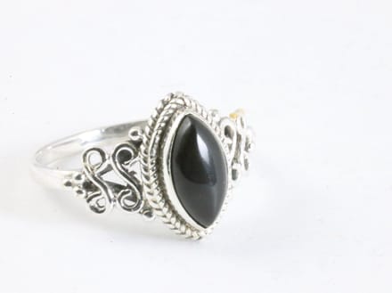 Fijne bewerkte zilveren ring met onyx - maat 17