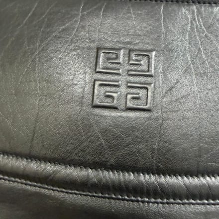 Givenchy rok met uitsnijdingen en reliëf in zwart leer