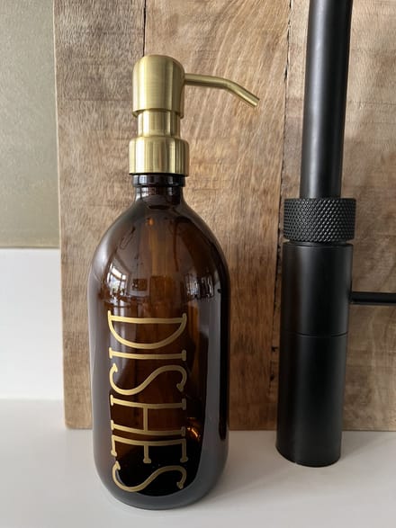 BBBLS® Design Dispenser "Dishes" | Bruin Glas | 500ml | RVS / Metaal Pomp Goud | Zeeppomp | Zeepdispenser | Zeephouder