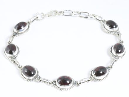 Bewerkte zilveren armband met granaat