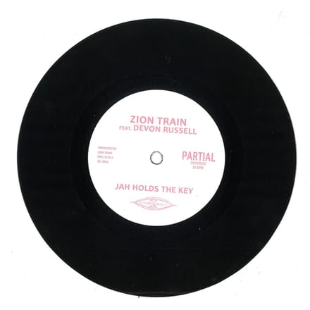 Zion Train Feat. Devon Russel - Jah Holds The Key (7" Single)